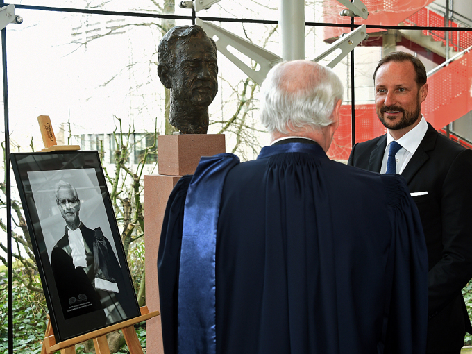 The Norwegian judge Rolv Ryssdal is the longest serving President of the Court (1985-1998). He is honoured with a bust in the Court's hall. Photo: Sven Gj. Gjeruldsen, the Royal Court.